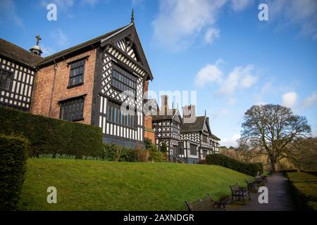 Bramall Hall Dentro E Fuori Foto Stock