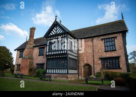 Bramall Hall Dentro E Fuori Foto Stock