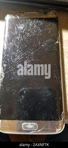 Vetro incrinato su un telefono cellulare Foto Stock
