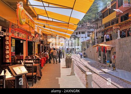 Ristoranti sulla linea ferroviaria nel centro, Aguas Calientes, Machu Picchu Pueblo, valle di Urubamba, altopiano Ande, Perù Foto Stock