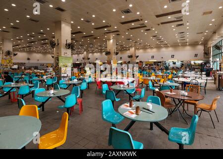 Hong Kong - Novembre 2019: Tavoli vuoti in campo alimentare / Centro alimentare Cucinato a Shim Shui po, Hong Kong Foto Stock
