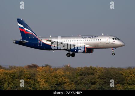 Budapest / Ungheria - 14 ottobre 2018: Aeroflot Sukhoi Superjet SSJ RA-89027 arrivo e atterraggio in aereo per passeggeri all'aeroporto di Budapest Foto Stock