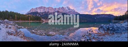 Atmosfera serale nell'Eibsee di fronte alla Wetterstein Range Foto Stock