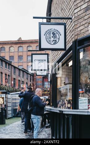 Londra, Regno Unito - 26 novembre 2019: Chioschi di cibi e bevande all'interno di Camden Market, Londra. Iniziato con 16 bancarelle nel 1974, Camden Market è uno dei primi Foto Stock