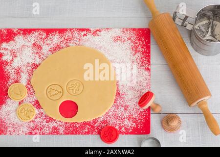 Biscotti natalizi, rolling-pin, biscotti, setaccio di farina, tappetino in silicone Foto Stock