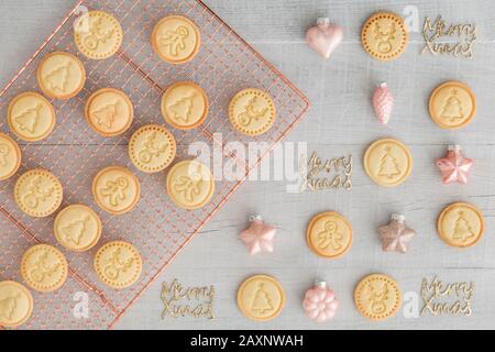 Biscotti di Natale, griglia di raffreddamento, uomo di pan di zenzero, renne, albero di Natale, palla di Natale Foto Stock