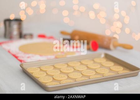 Biscotti di Natale, teglia, laminatura, biscotto, setaccio di farina Foto Stock