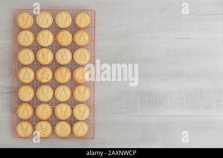 Biscotti di Natale, griglia di raffreddamento, uomo di pan di zenzero, renne, albero di Natale Foto Stock