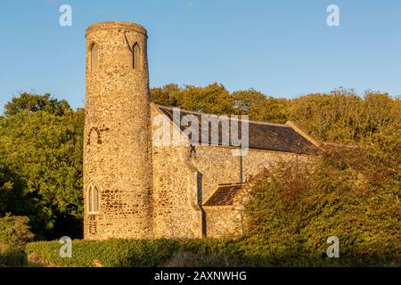 la chiesa di beeston st lawrence con una torre circolare costruita in pietra nel nord di norfolk. Foto Stock