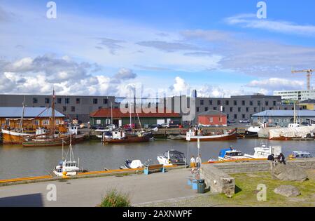 Barche ormeggiate lungo la banchina del fiume Nidelva a Trondheim, Norvegia. Foto Stock