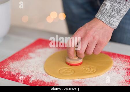 Biscotti di Natale, tappetino in silicone, piccolo luogo, pasta, arrotolato, biscotto timbro Foto Stock