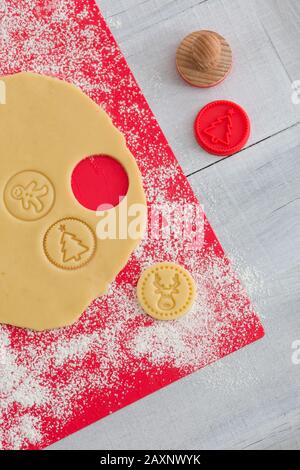 Biscotti di Natale, tappetino in silicone, piccolo luogo, pasta, arrotolato, biscotto timbro Foto Stock