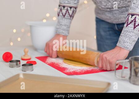 Biscotti di Natale, tappetino in silicone, piccolo luogo, pasta, arrotolato, biscotto timbro Foto Stock