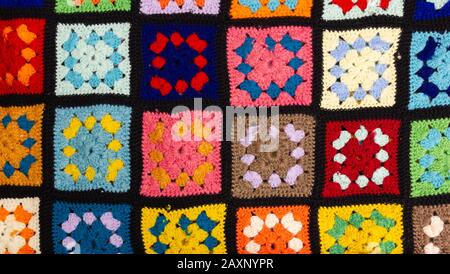 Dettaglio di una coperta di lana multicolore a patchwork uncinetto Foto Stock