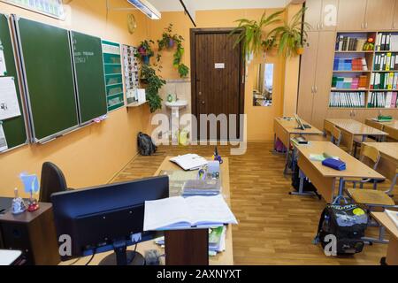 ST. Petersburg, RUSSIA-CIRCA MAR, 2019: Lavagna, tavolo degli insegnanti e banchi degli studenti sono in classe. L'aula vuota della scuola primaria russa è pronta per Foto Stock