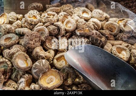 mucchio di funghi shitake sul mercato alimentare in vendita Foto Stock