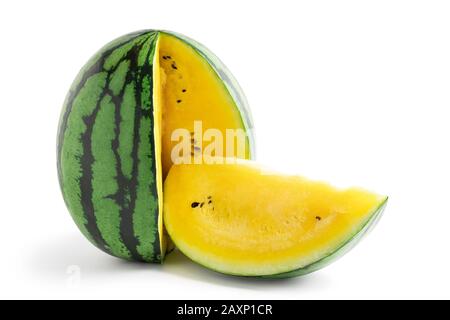 Cocomero giallo a fette isolato su sfondo bianco. Percorsi salvati per il taglio con e senza ombra Foto Stock