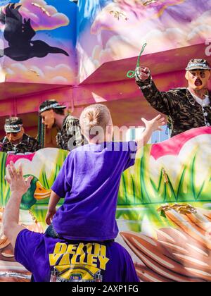 Ragazzo sulle Spalle del Padre Preparato a Prendere Beads Da Float Rider a Mardi Gras Parade su St. Charles Avenue a New Orleans Foto Stock