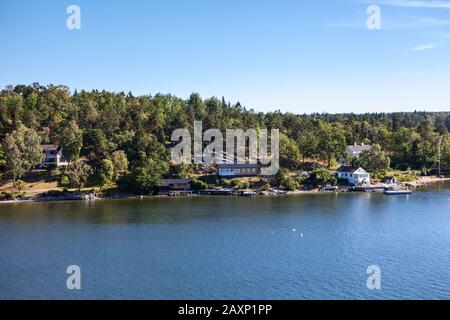 Case e fienili di piccoli insediamenti sulla costa dell'arcipelago di Stoccolma nel Mar Baltico, Svezia, Scandinavia, Europa Foto Stock