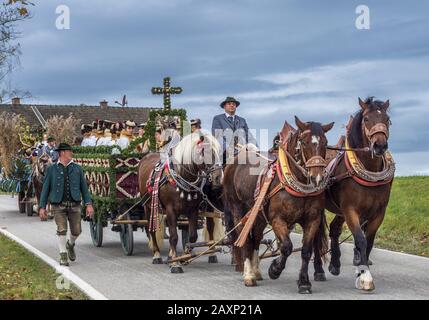 Carrozza alla processione di Leonhardi, Froschhausen, Murnau, Baviera, Germania Foto Stock