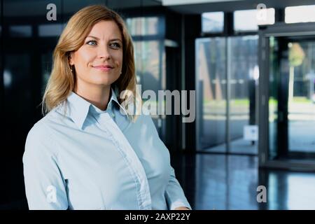 Giovane donna d'affari in ufficio, ritratto Foto Stock