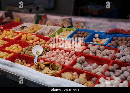 Street food cinese sul mercato alimentare asiatico - Foto Stock