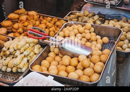 Street food cinese sul mercato alimentare asiatico - Foto Stock
