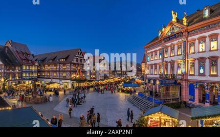 Mercatino di Natale al tramonto a Gengenbach, Foresta Nera, Germania Foto Stock