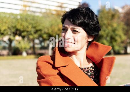 Donna di mezza età fuori, ritratto Foto Stock