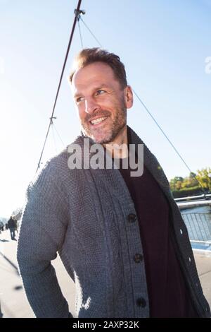 Uomo a piedi al fiume, Francoforte sul Main, Hessen, Germania Foto Stock