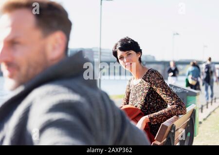 Donna di mezza età in città, mezzo ritratto Foto Stock