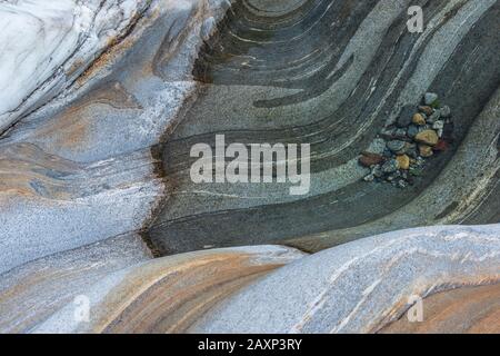 Ciottoli sotto l'acqua nel fiume selvaggio Verzasca, Verzascatal, Lavertezzo, Svizzera Foto Stock