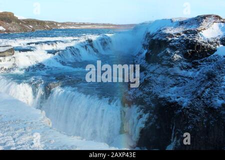 Splendido paesaggio della cascata Gullfoss, Islanda con un arcobaleno in una giornata intensa Foto Stock