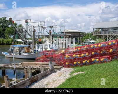 Barche da pesca costiere e Crab Traps sulla Bayou nel sud della Louisiana Foto Stock