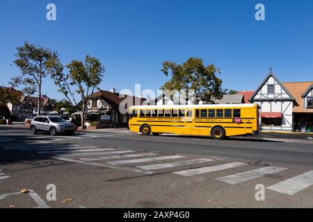 Autobus giallo del distretto della High School di Santa Ynez Valley nella città danese di Solvang in California, Stati Uniti Foto Stock