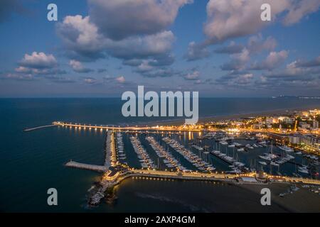 vista aerea dei droni sulla spiaggia e sul porto di rimini al crepuscolo e destinazione del viaggio all'alba in italia Foto Stock