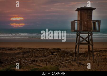 Tramonto sulla spiaggia di El Palmar, sulla costa della provincia di Cadice, in Andalusia, nel sud della Spagna Foto Stock