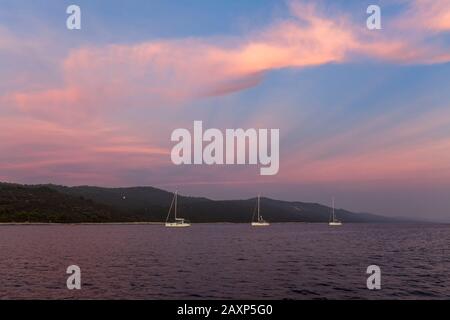 Barche a vela ormeggio al tramonto a Sakarun, Dugi Otok, Croazia Foto Stock