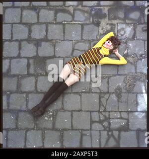 Delft, Olanda-04 agosto 1971: Stile di vita e moda 1970s. Una giovane donna che indossa pantaloni caldi. Foto Stock