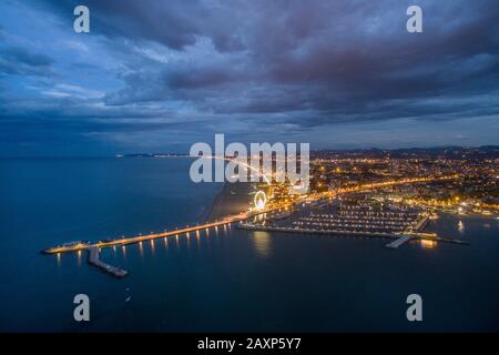 vista aerea dei droni sulla spiaggia e sul porto di rimini al crepuscolo e destinazione del viaggio all'alba in italia Foto Stock