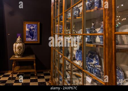 Delft, Paesi Bassi, Olanda, 18 gennaio 2020: Capolavori di ceramica dipinti fatti a mano porcellana al Royal Delft ceramica fabbrica museo Foto Stock