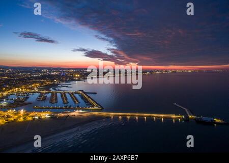 vista aerea dei droni sulla spiaggia e sul porto di rimini al crepuscolo e destinazione del viaggio all'alba in italia Foto Stock