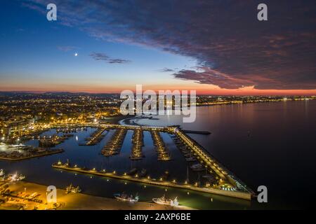 vista aerea dei droni sulla spiaggia e sul porto di rimini al crepuscolo e destinazione del viaggio all'alba in italia Foto Stock