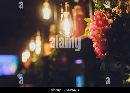 Elegante elemento di esposizione appeso oggetto isolato unico foto di scorta Foto Stock