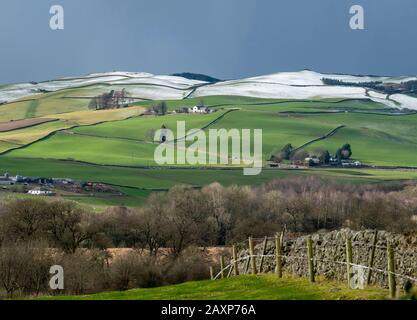 Colline coperte di neve e terreni agricoli vicino Auldgirth, Dumfries e Galloway, Scozia. Foto Stock