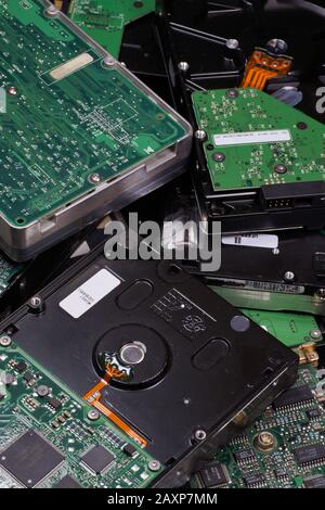 Uno stack di dischi rigidi usati. Componenti elettronici usurati. Foto Stock