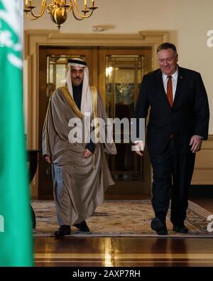 Washington, Stati Uniti. 12th Feb, 2020. Il 12 febbraio 2020, il Segretario di Stato degli Stati Uniti Mike Pompeo (R) incontra il Ministro degli Esteri Saudita Faisal bin Farhan al Saud a Washington, DC, Stati Uniti. Credito: Ting Shen/Xinhua/Alamy Live News Foto Stock