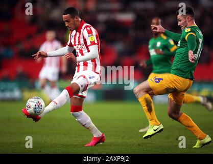 Tom Ince di Stoke City (a sinistra) e Andrew Hughes del North End di Preston si scontrano con la palla durante la partita del campionato Sky Bet al bet365 Stadium, Stoke. Foto Stock