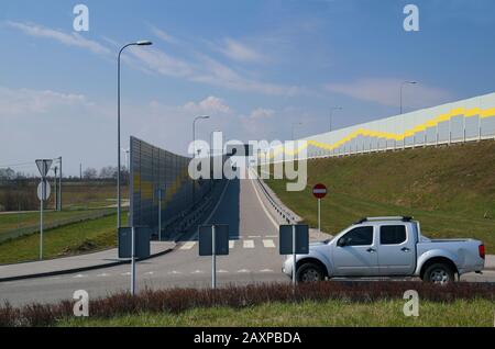 Partenza dall'autostrada. Rotonda sulla strada locale. Foto Stock