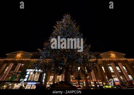 Albero di Natale al mercatino di Natale, Königsbau, piazza del castello, Stoccarda, Baden-Wurttemberg, Germania Foto Stock